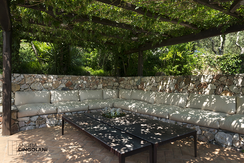 Angela Cingolani Architetto - THE SUNRISE VILLA PORTO ERCOLE - Exterior and barbecue