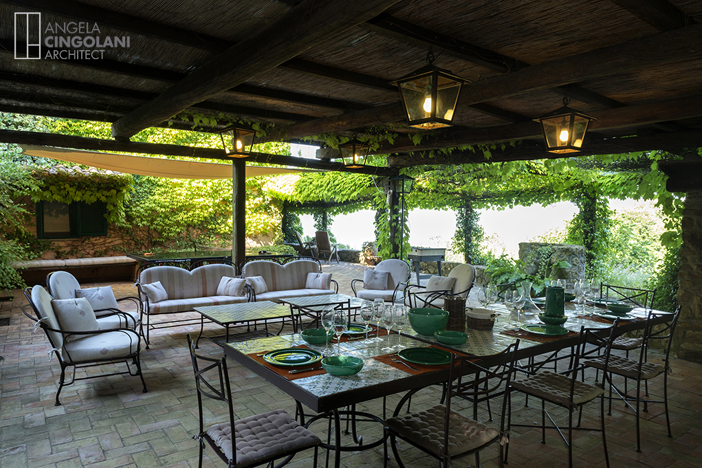 Angela Cingolani Architetto - THE SUNRISE VILLA PORTO ERCOLE - Exterior and barbecue